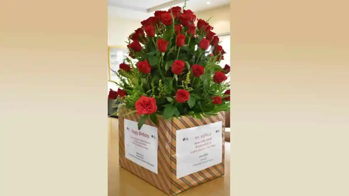 উপহার হিসেবে রঙিন গোলাপের ফুলের টব, শুভেচ্ছা বার্তা সহ. Channel i News - চ্যানেল আই নিউজ