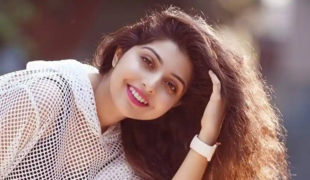প্রসন্ন হাসি সহ তরুণী ছবি, সুন্দর চেহারা ও ঝলমলে চুল. Channel i News - চ্যানেল আই নিউজ