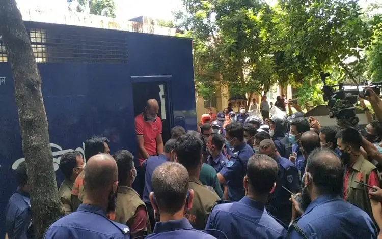 বাংলাদেশের বিভিন্ন পেশার মানুষজন একত্রিত হয়ে সংবাদ সংগ্রহ করছে. Channel i News - চ্যানেল আই নিউজ