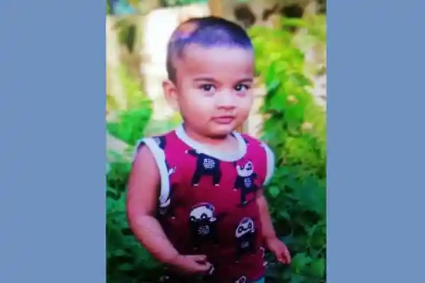 ছোট শিশু বাচ্চার ছবি, সবুজ গাছের পেছনে দাঁড়িয়ে. Channel i News - চ্যানেল আই নিউজ