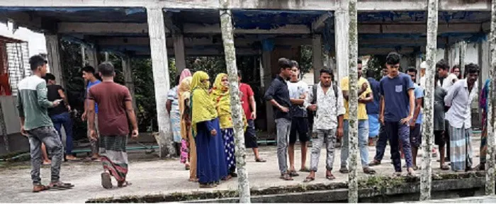 জনগণ ভিড় করে ঘটনাস্থলে, অজ্ঞাত ব্যক্তির মৃত্যু স্থান।. Channel i News - চ্যানেল আই নিউজ