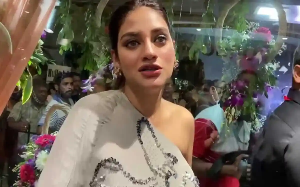 নুসরাত জাহান সুন্দর পোশাক পরা, ভিড়ের মাঝে দাঁড়িয়ে. Channel i News - চ্যানেল আই নিউজ