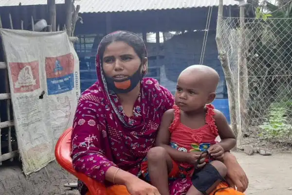 পানখালিতে পানি সংগ্রহের জন্য নারী ও শিশু, গ্রামীণ পরিবেশে. Channel i News - চ্যানেল আই নিউজ