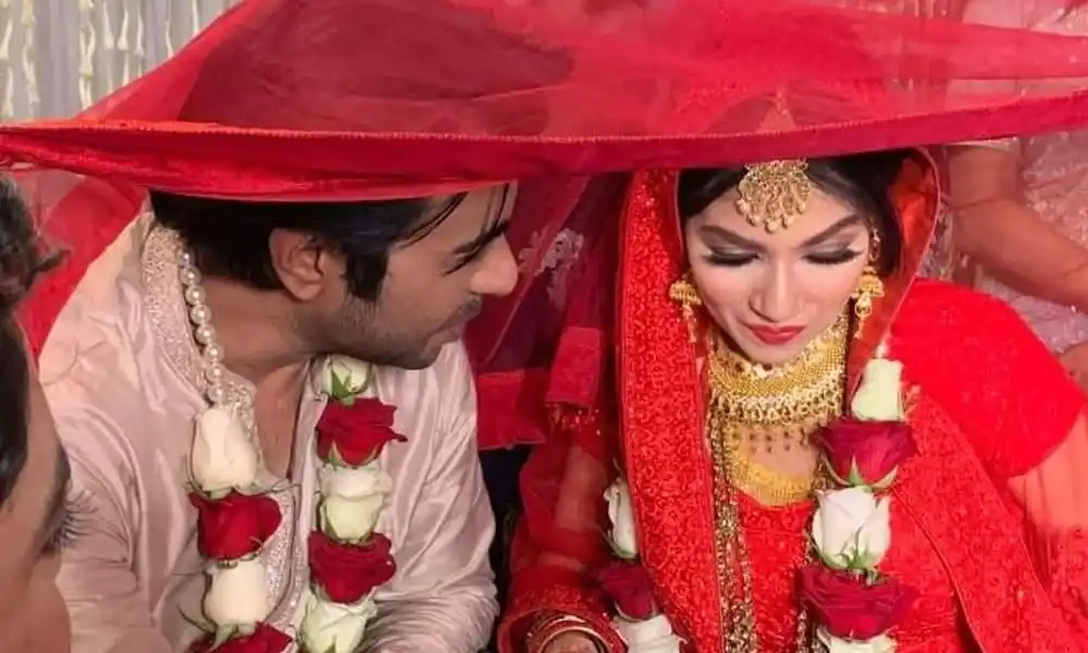 বিবাহের অনুষ্ঠানে নবদম্পতি, রঙিন পোশাক ও ফুলের মালা পরা. Channel i News - চ্যানেল আই নিউজ