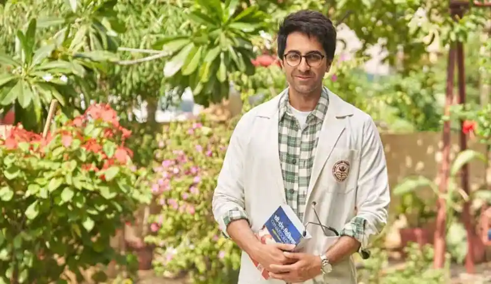 বাংলাদেশি চিকিৎসক গার্ডেনের মধ্যে হাসিমুখে দাঁড়িয়ে. Channel i News - চ্যানেল আই নিউজ