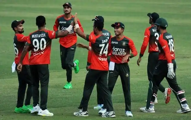 বাংলাদেশ ক্রিকেট দলের খেলোয়াড়রা মাঠে একসঙ্গে উল্লাস করছে।. Channel i News - চ্যানেল আই নিউজ