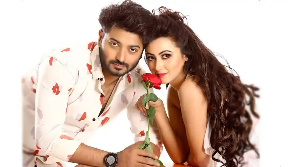 একজন পুরুষ ও একজন নারী রোমান্টিকভাবে ফুলের সাথে ছবি তুলছেন. Channel i News - চ্যানেল আই নিউজ