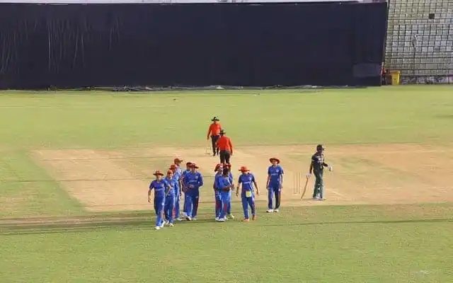 বাংলাদেশ ও আফগানিস্তানের ক্রিকেট ম্যাচের দৃশ্য, খেলোয়াড়রা মাঠে. Channel i News - চ্যানেল আই নিউজ