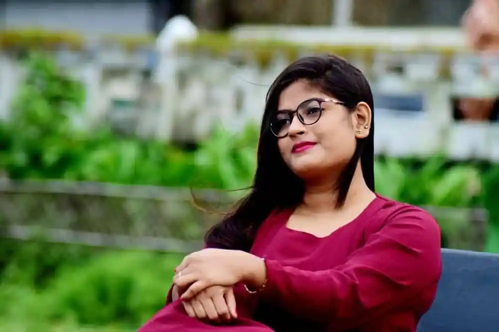 প্রতিভাবান নারী গায়িকা শান্তভাবে বসে আছেন. Channel i News - চ্যানেল আই নিউজ