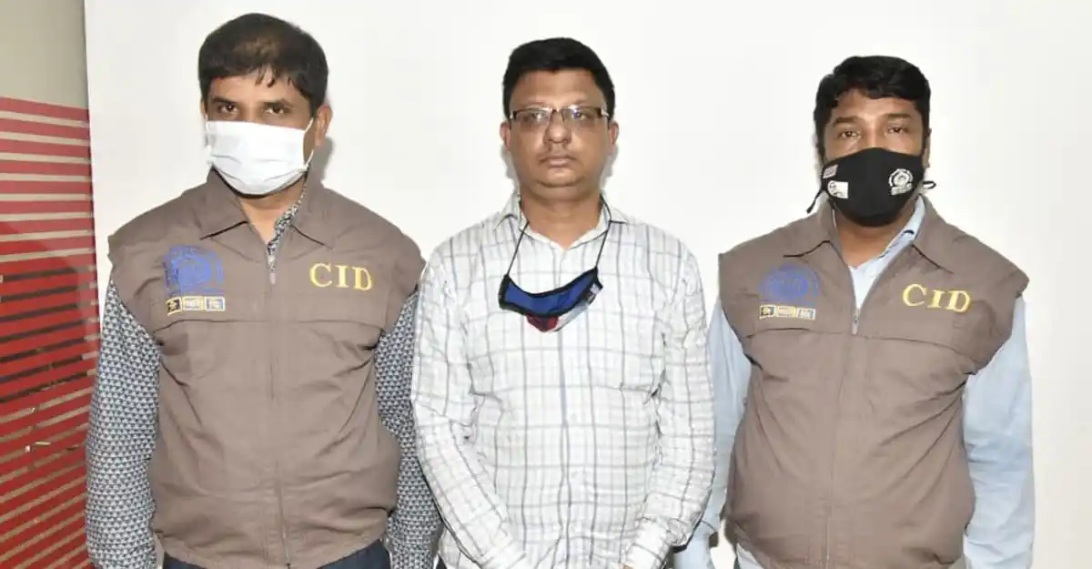 আটক ব্যক্তির সঙ্গে দুই সিআইডি কর্মকর্তা, সবাই মাস্ক পরা. Channel i News - চ্যানেল আই নিউজ