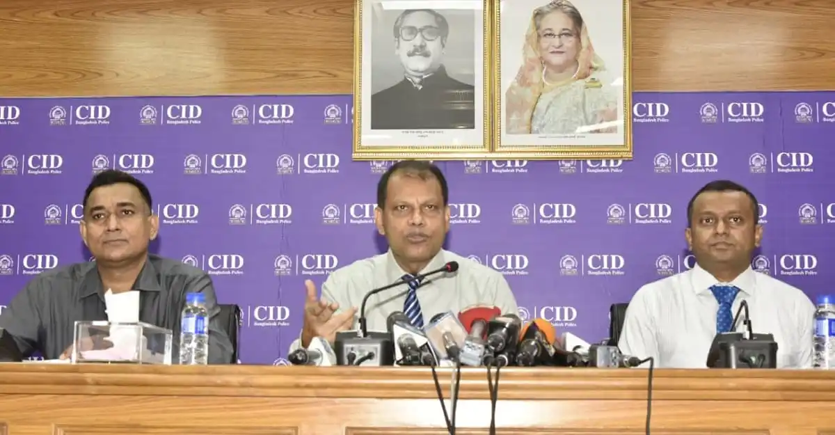 আরিফ আইজিপি বেনজীরের সঙ্গে সংবাদ সম্মেলনে বক্তব্য দিচ্ছেন. Channel i News - চ্যানেল আই নিউজ