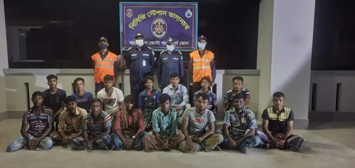 ১৫ জেলেকে উদ্ধার, আটক ১২ জনের ছবি, বাংলাদেশ নৌবাহিনী ও পুলিশ. Channel i News - চ্যানেল আই নিউজ