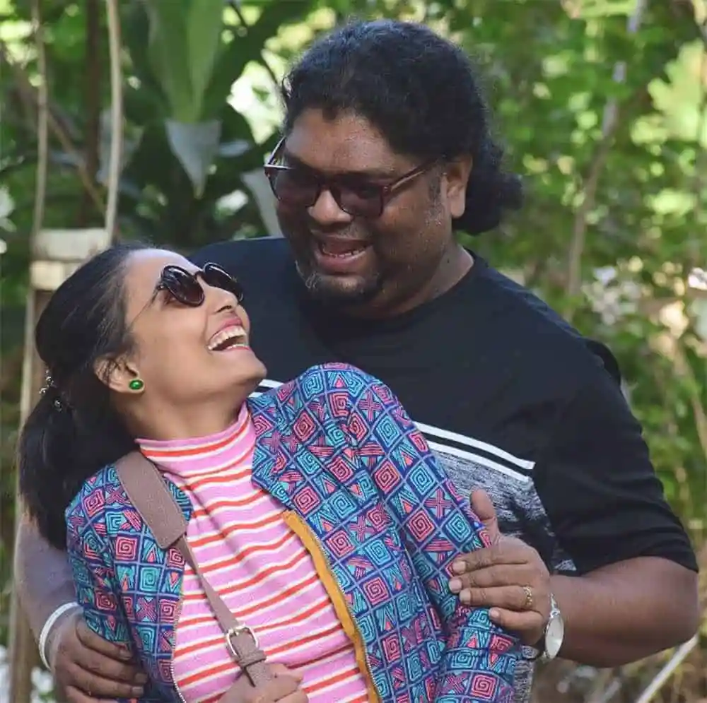 প্রেমিক ও প্রেমিকা হাসিমুখে একে অপরের সাথে আনন্দে মেতে উঠেছেন. Channel i News - চ্যানেল আই নিউজ