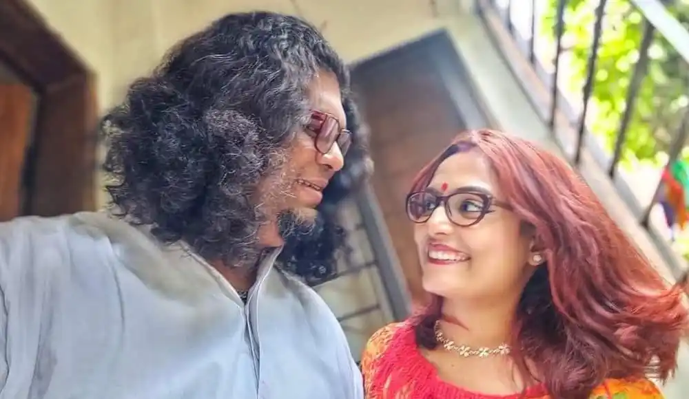 একজন পুরুষ ও একজন নারী হাসিমুখে একে অপরের দিকে তাকাচ্ছেন. Channel i News - চ্যানেল আই নিউজ