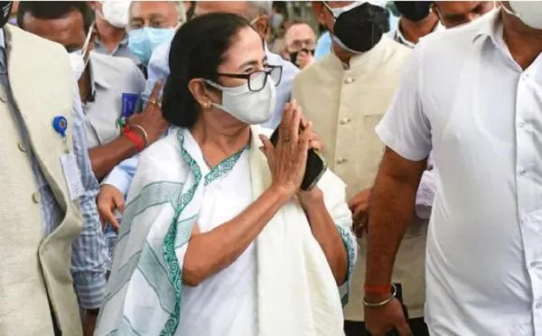 মমতা বন্দ্যোপাধ্যায় ভোটারদের সঙ্গে সাক্ষাৎ করছেন. Channel i News - চ্যানেল আই নিউজ