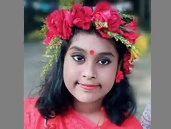 শিশু কন্যার সুন্দর ছবি, ফুলের মুকুট পরা, বাংলার ঐতিহ্যবাহী পোশাক পরা. Channel i News - চ্যানেল আই নিউজ