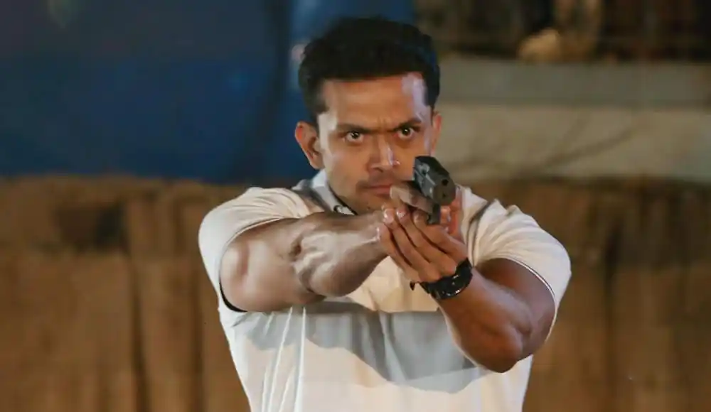 অভিনেতা হাতে পিস্তল নিয়ে দৃশ্য, উত্তেজনাপূর্ণ মুহূর্ত. Channel i News - চ্যানেল আই নিউজ
