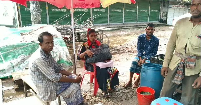 সুনামগঞ্জে বাস ধর্মঘটের কারণে যাত্রীরা অপেক্ষা করছে. Channel i News - চ্যানেল আই নিউজ