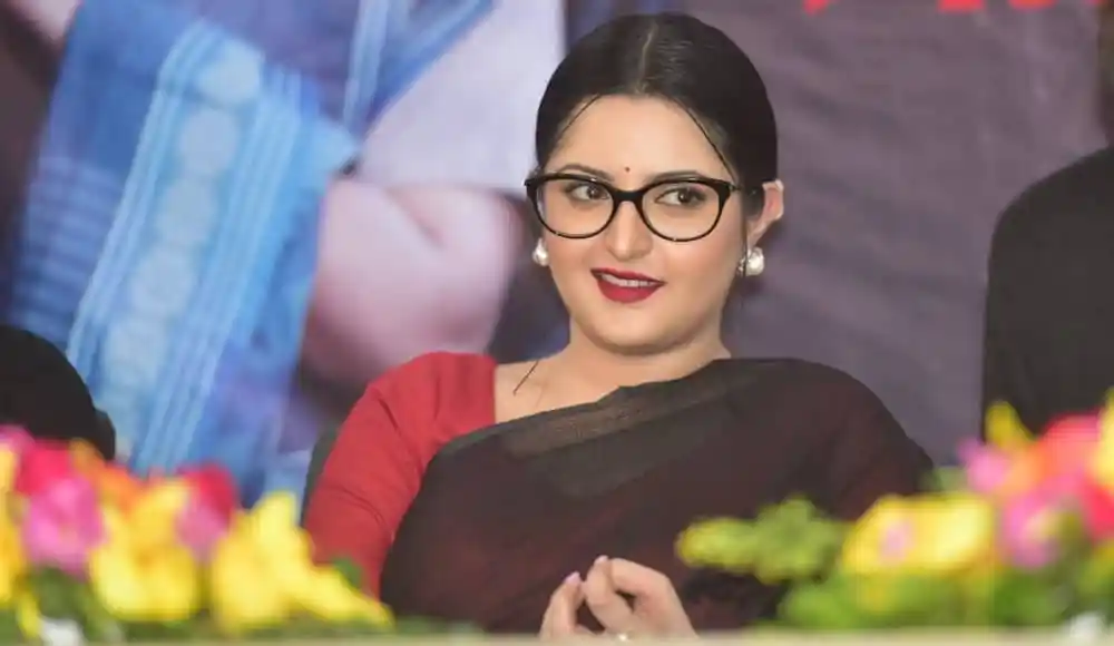 পরীমনি চ্যানেল আই অনলাইন অনুষ্ঠানে আত্মবিশ্বাসীভাবে হাসছেন. Channel i News - চ্যানেল আই নিউজ