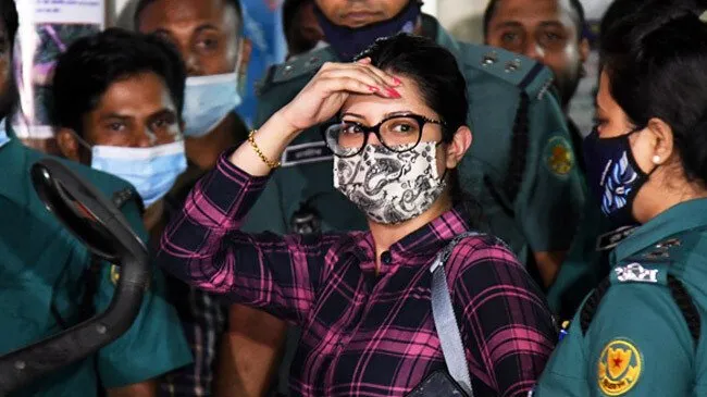 পরীমনি রিমান্ডের সময় মুখে মাস্ক ও চশমা পরে উপস্থিত. Channel i News - চ্যানেল আই নিউজ