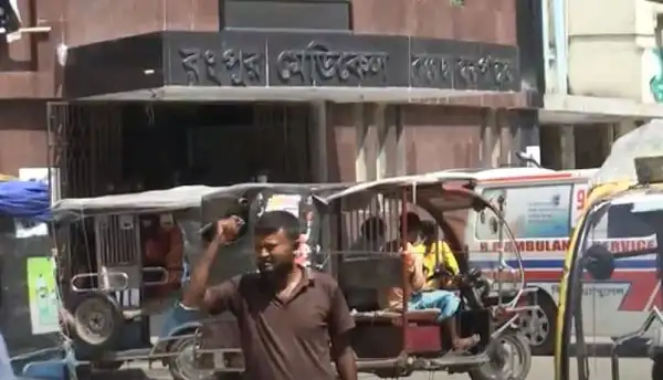 ঢাকায় ট্রাফিক জ্যামে রিকশা ও অটো রিকশা চলাচল করছে. Channel i News - চ্যানেল আই নিউজ