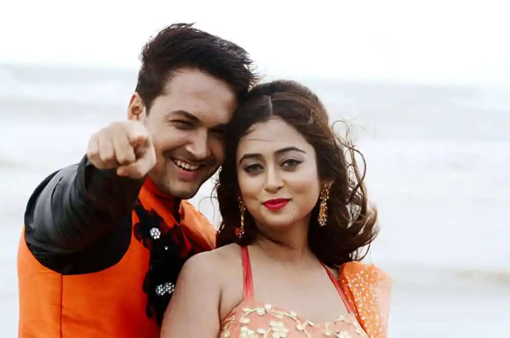 প্রেমিক ও প্রেমিকা সমুদ্রের পাড়ে হাসিমুখে ছবি তুলছেন. Channel i News - চ্যানেল আই নিউজ