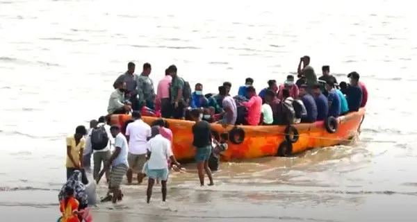 নৌকায় যাত্রীরা নদীতে চলাচল করছে, জনদুর্ভোগের ছবি. Channel i News - চ্যানেল আই নিউজ