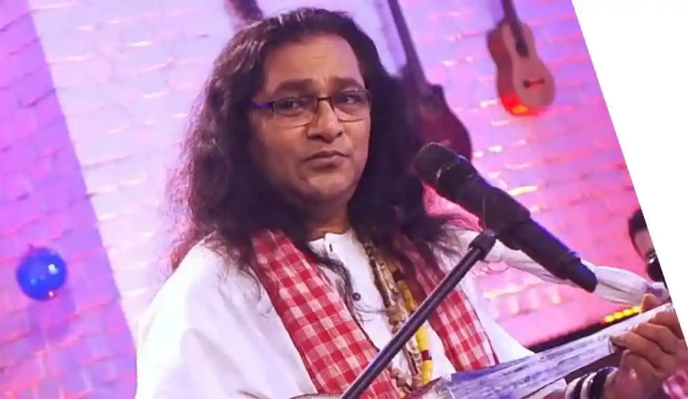 শফি মন্ডল পিয়ানো লাউঞ্জে গাইছেন, গিটার ও মাইক্রোফোনের সাথে. Channel i News - চ্যানেল আই নিউজ
