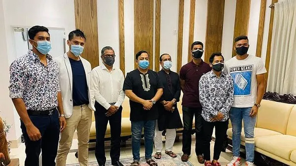 মোহামেডানে একদল মানুষ স্বাস্থ্যবিধি মেনে একত্রিত. Channel i News - চ্যানেল আই নিউজ