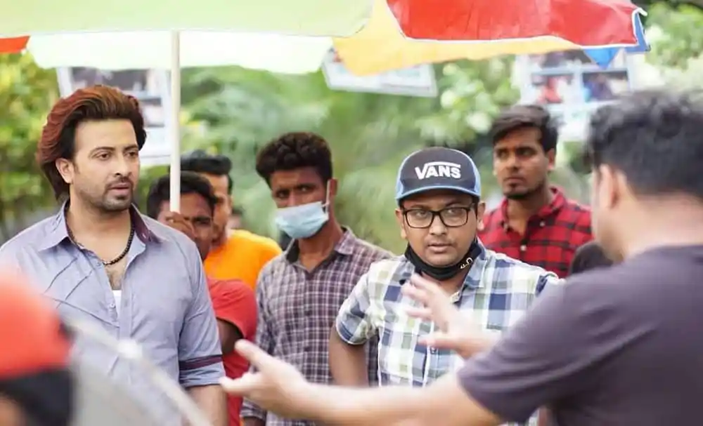 শাকিব খান সিনেমার শুটিং সেটে দর্শকদের সাথে কথা বলছেন. Channel i News - চ্যানেল আই নিউজ