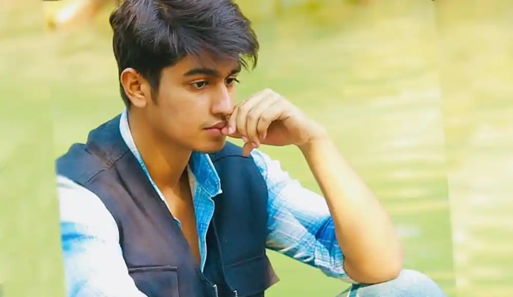 নিঃসঙ্গ যুবক ভাবুক মুখের ছবি, প্রকৃতি পেছনে, contemplative mood. Channel i News - চ্যানেল আই নিউজ