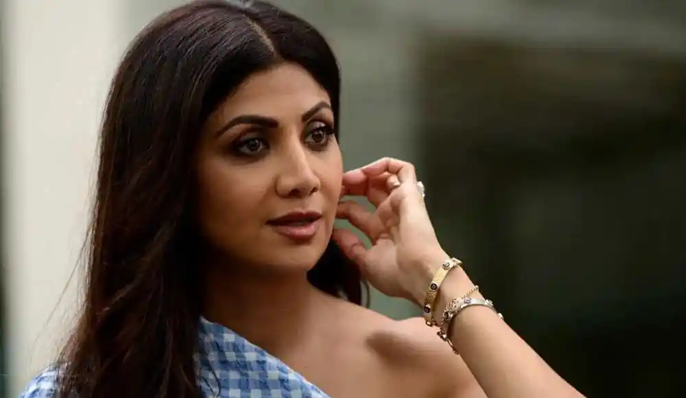 শিল্পা তার চোখে মনোযোগী, সুন্দর সাজে ও গহনা পরিহিত. Channel i News - চ্যানেল আই নিউজ