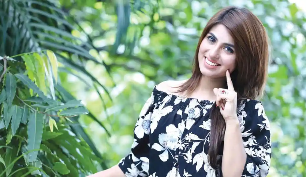প্রাকৃতিক পরিবেশে হাস্যোজ্জ্বল নারী, চ্যানেল আই অনলাইন. Channel i News - চ্যানেল আই নিউজ