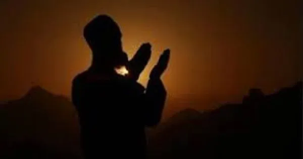 প্রার্থনারত মুসল্লি সূর্যোদয়ের সময় silhouetted. Channel i News - চ্যানেল আই নিউজ