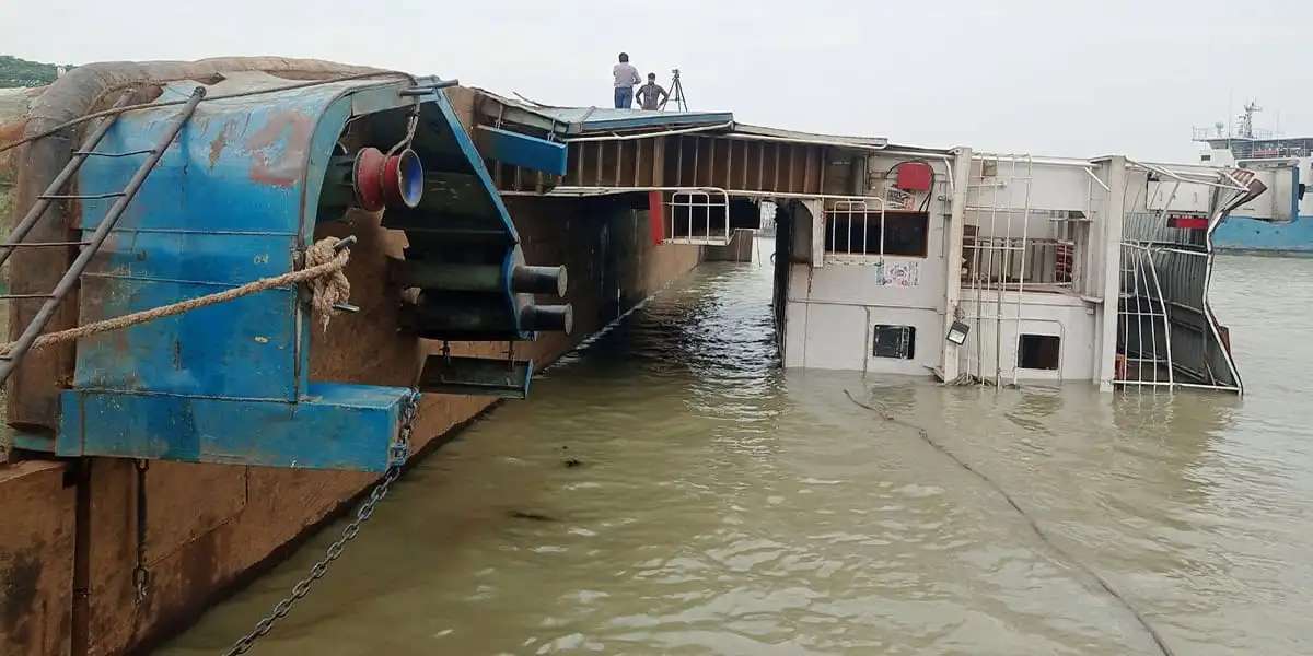 ফেরি ডুবে যাওয়ার দৃশ্য, উদ্ধার কাজ চলছে. Channel i News - চ্যানেল আই নিউজ