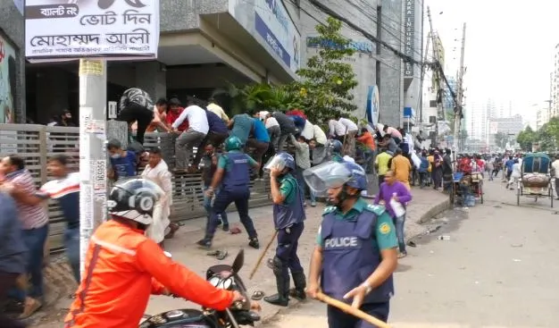 জনসমাগমে পুলিশ ও সাধারণ মানুষ, বাংলাদেশে জনদুর্ভোগের চিত্র. Channel i News - চ্যানেল আই নিউজ