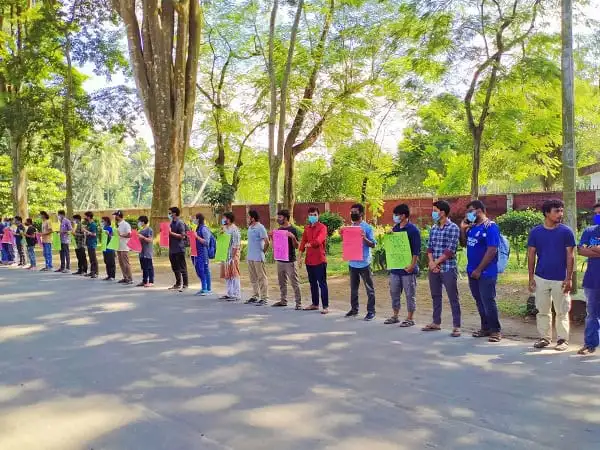প্রতিবাদে অংশ নেওয়া শিক্ষার্থীরা লাইন করে দাঁড়িয়ে আছে. Channel i News - চ্যানেল আই নিউজ