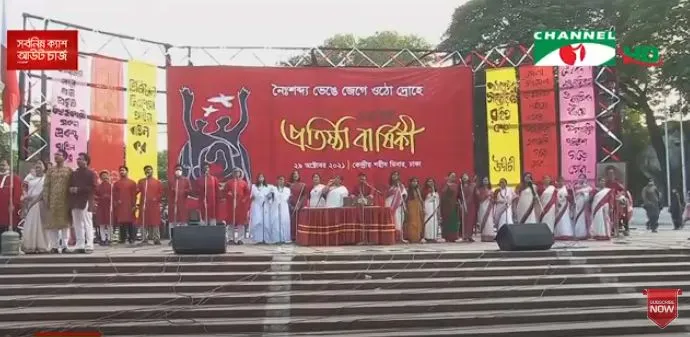 প্রতিবাদী কর্মসূচিতে অংশগ্রহণকারীরা সাম্প্রদায়িক হামলার প্রতিবাদে রাস্তায় দাঁড়িয়েছেন. Channel i News - চ্যানেল আই নিউজ