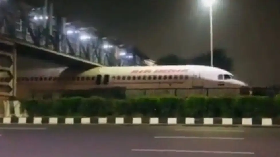 ওভারব্রিজে আটকা পড়া বিমান, রাতের দৃশ্য।. Channel i News - চ্যানেল আই নিউজ