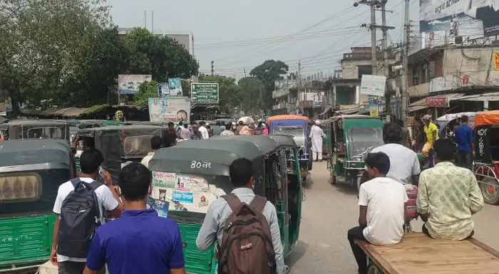ঢাকায় যানজটের মধ্যে রাস্তায় মানুষ ও অটোরিকশা. Channel i News - চ্যানেল আই নিউজ