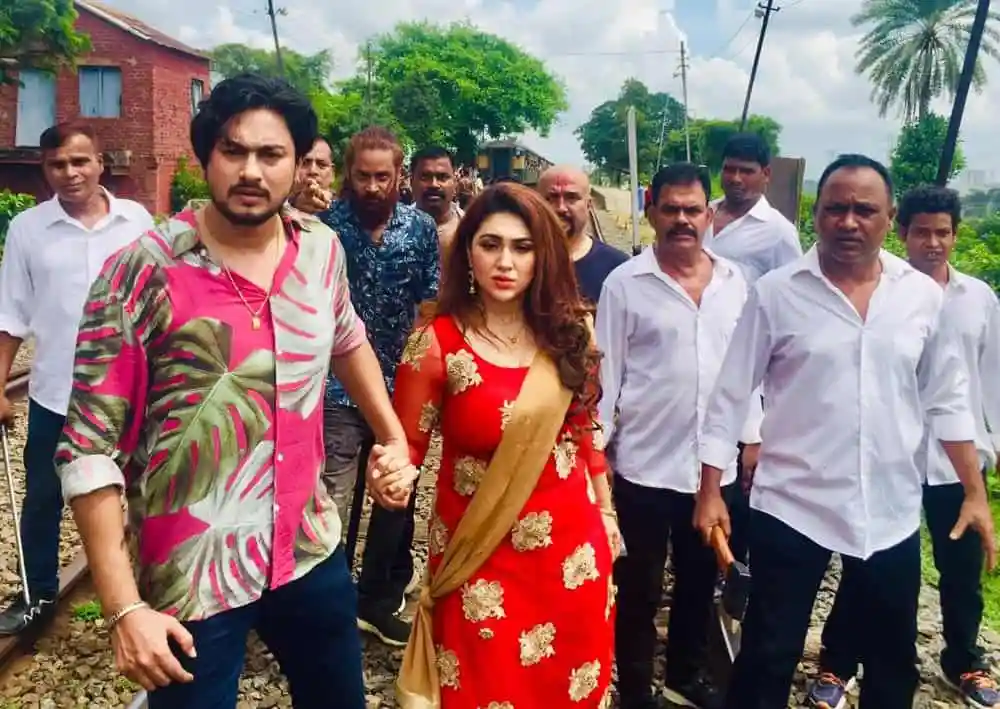 অপুর সঙ্গে জয় ও অন্যান্যরা ঢাকার রাস্তায় হাঁটছেন. Channel i News - চ্যানেল আই নিউজ