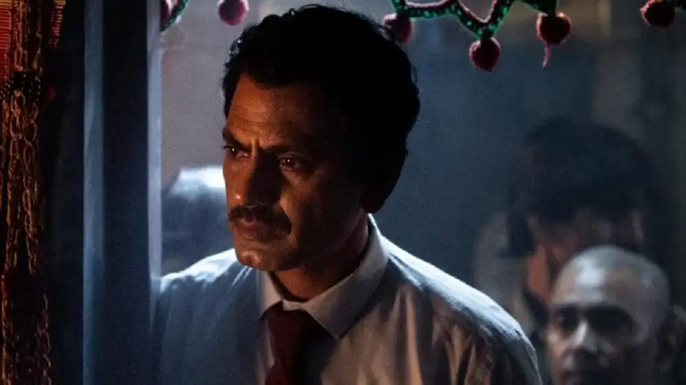 অভিনেতা একটি নাটকীয় দৃশ্যে মনোযোগ দিয়ে দেখছেন. Channel i News - চ্যানেল আই নিউজ
