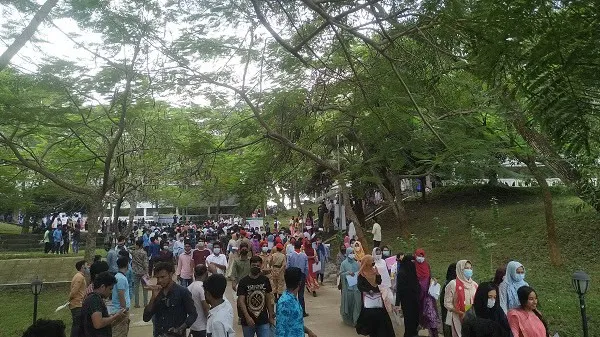 Students waiting in line at KUMILLAA University B Unit entrance. Channel i News - চ্যানেল আই নিউজ