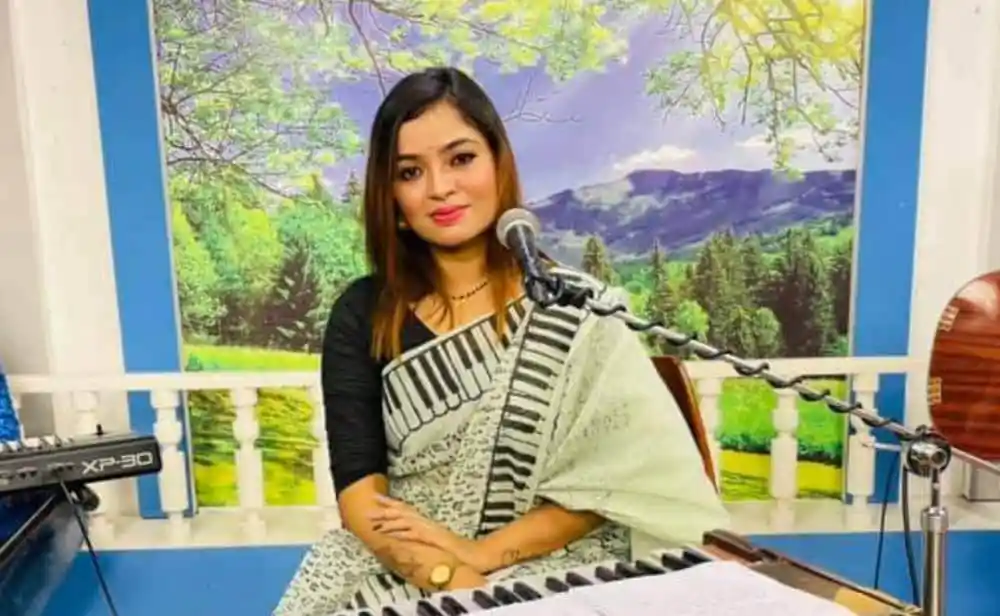 শান্তির বার্তা নিয়ে মৌমিতা গানে পরিবেশনা করছেন. Channel i News - চ্যানেল আই নিউজ