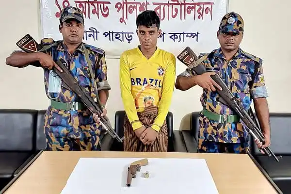 আটক যুবকসহ দুই পুলিশ সদস্যের ছবি, অস্ত্রসহ. Channel i News - চ্যানেল আই নিউজ