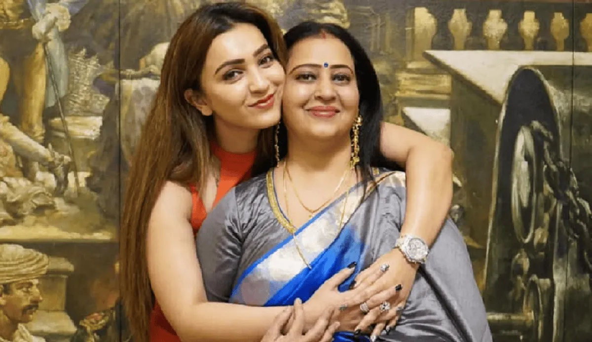 নায়িকা কৌশানি তার মাকে জড়িয়ে ধরে খুশি ও দুঃখের মিশ্র অনুভূতি প্রকাশ করছেন।. Channel i News - চ্যানেল আই নিউজ