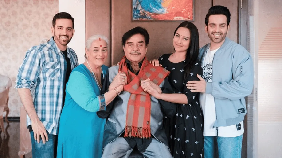শত্রুঘ্ন সিনহা পরিবারের সঙ্গে ছবি, সবাই হাসছে ও আনন্দিত. Channel i News - চ্যানেল আই নিউজ