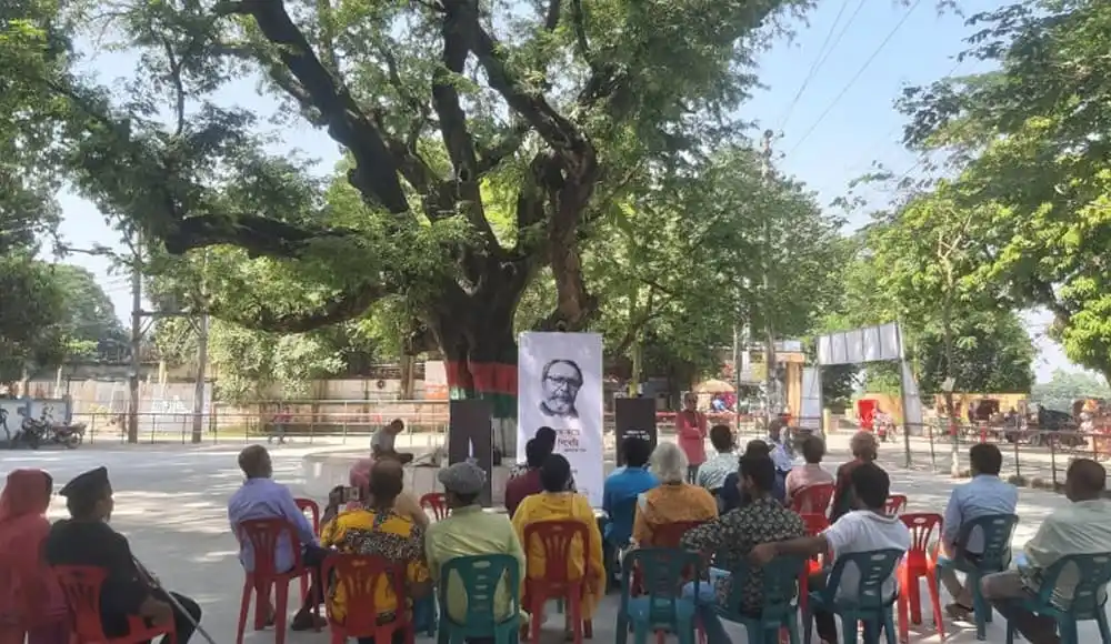 বৃক্ষের নিচে কবিতা পাঠের জন্য মানুষজনের সমাবেশ. Channel i News - চ্যানেল আই নিউজ