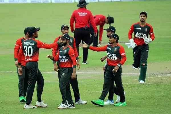বাংলাদেশ ক্রিকেট দলের খেলোয়াড়রা মাঠে আলোচনা করছে।. Channel i News - চ্যানেল আই নিউজ