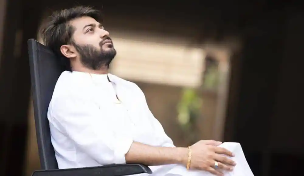 একজন যুবক ভাবুকভাবে বসে আছেন, মনোযোগী ও চিন্তাশীল. Channel i News - চ্যানেল আই নিউজ